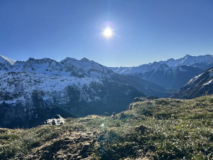 Les sommets enneigés des Pyrénées sous un ciel bleu
