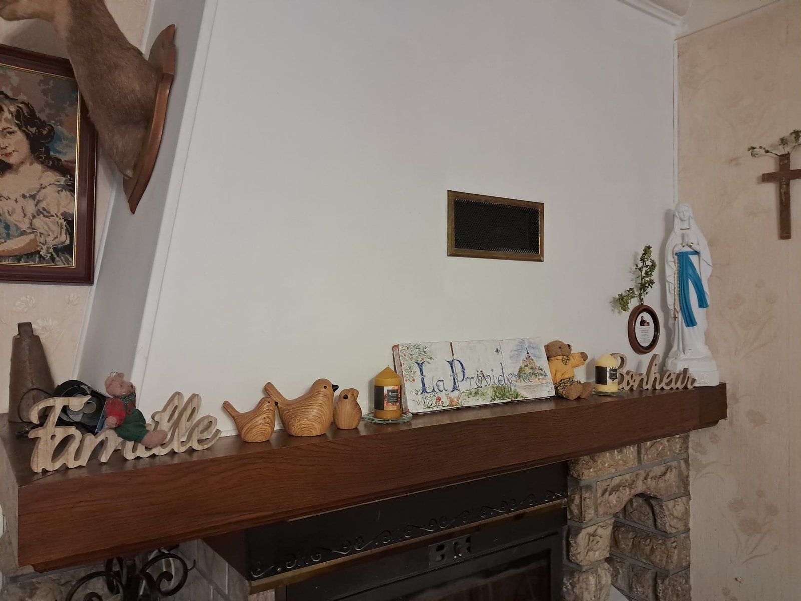 Salon chaleureux avec cheminée du gîte La Providence à Beaucens