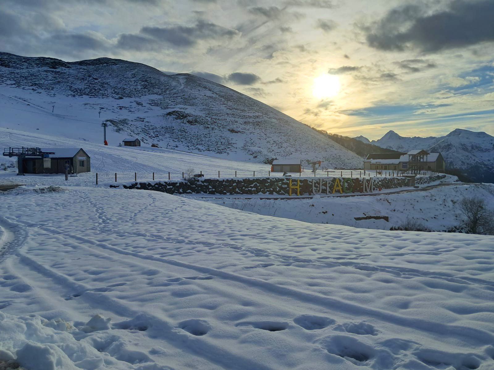 Vue panoramique sur les montagnes enneigées des Pyrénées près de Beaucens - Hautacam